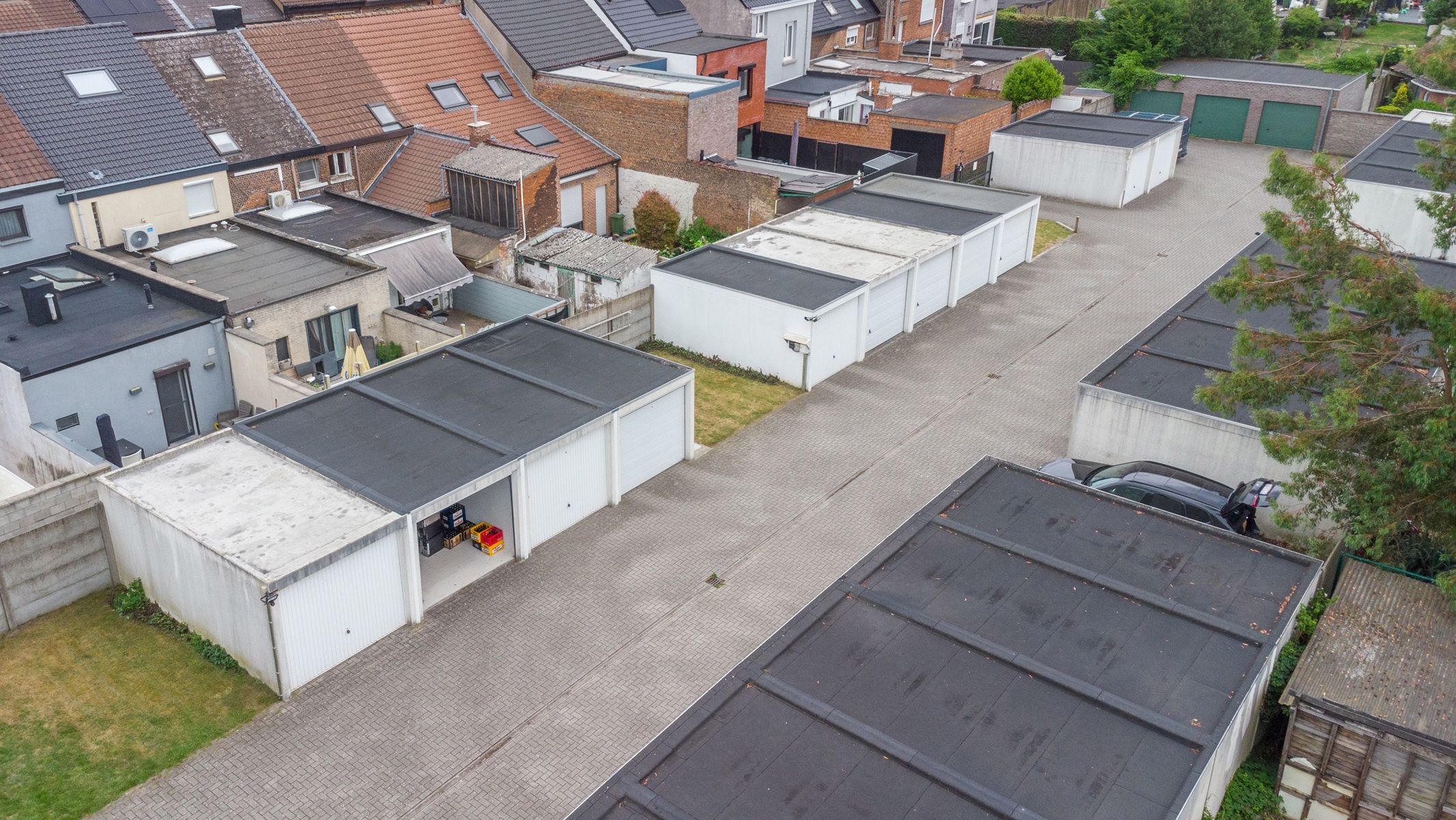 Garagebox met oplaadpunt in het centrum van Niel. foto {{pictureIndex}}