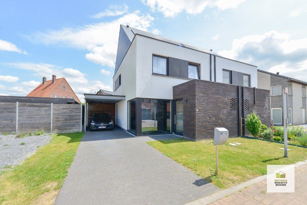 Energiezuinige recente woning met 3 slaapkamers, tuin en carport in rustige straat te Sint-Joris foto {{pictureIndex}}