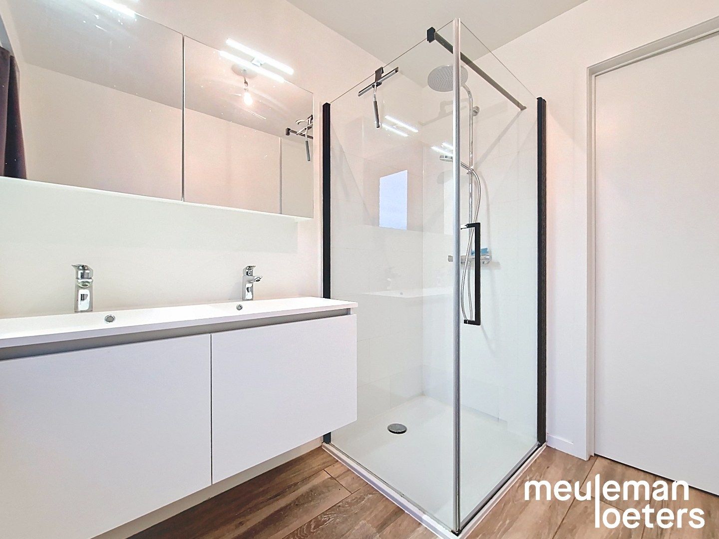 Modern appartement met terras en autostaanplaats foto 4