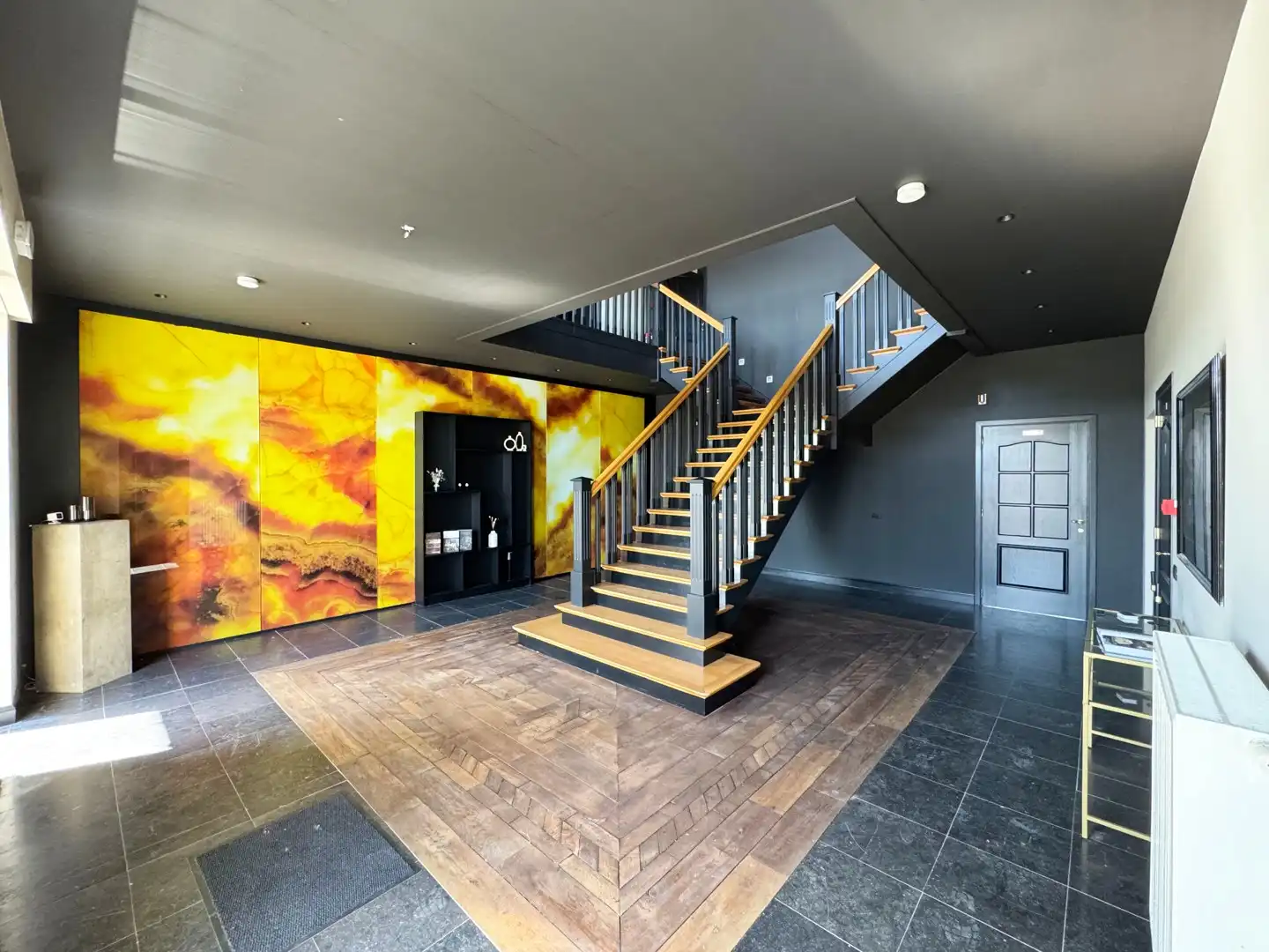 Unieke en ruime villa met 8 slaapkamers, lift, zonnepanelen en 10 parkeerplaatsen op riant perceel van 2.313 m² foto 6