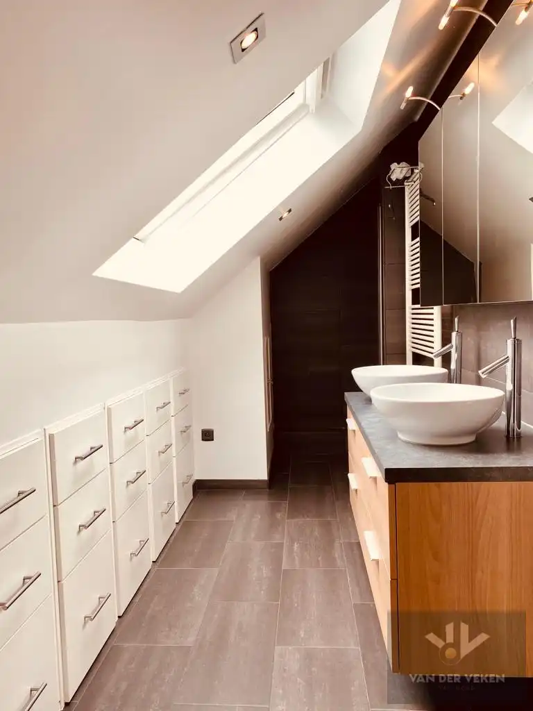 Ruime woning met 4 slaapkamers en 2 badkamers foto 11