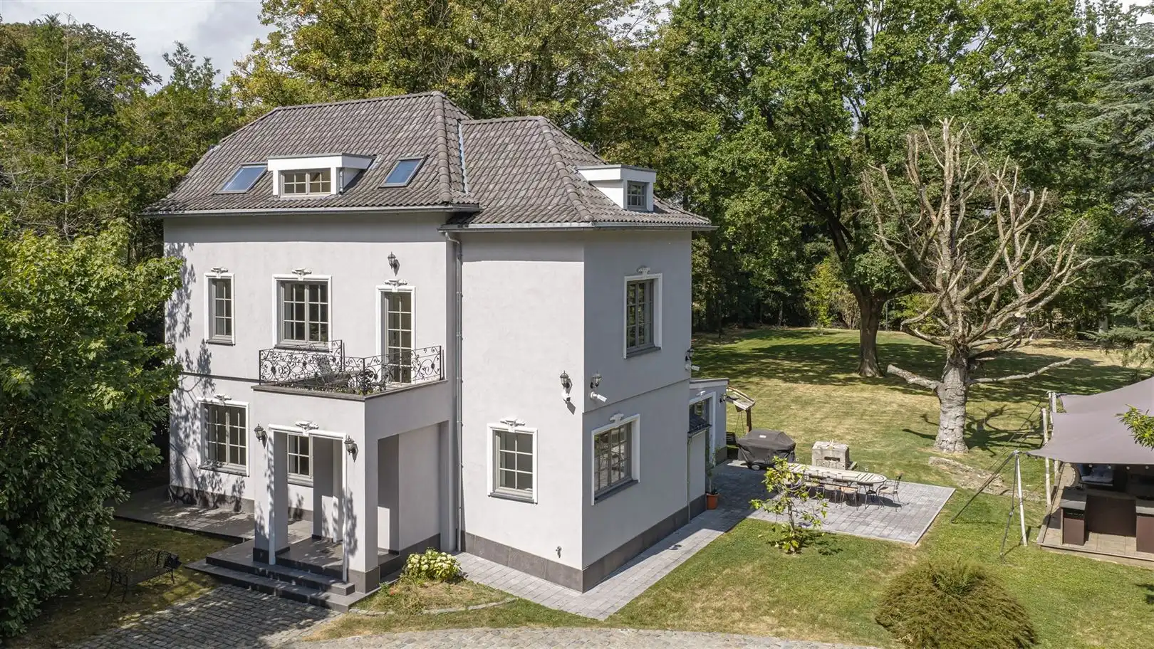 State-of-the-art villa tussen eeuwenoude bomen foto 2