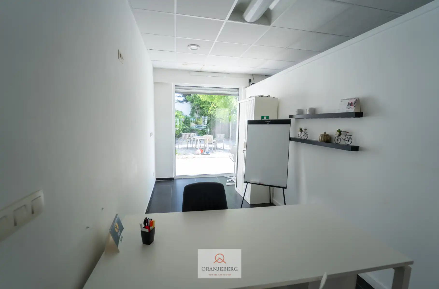 Instapklaar handel/kantoor ruimte met veel visibiliteit foto 12