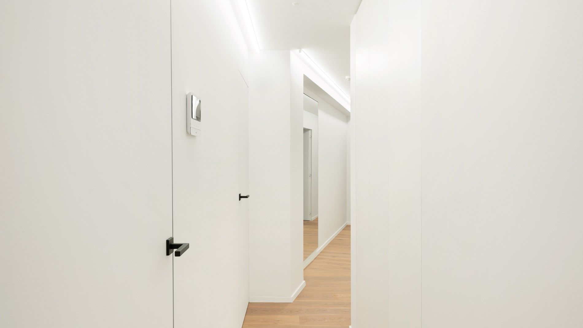 Subliem gerenoveerd appartement aan de Zeedijk foto 9