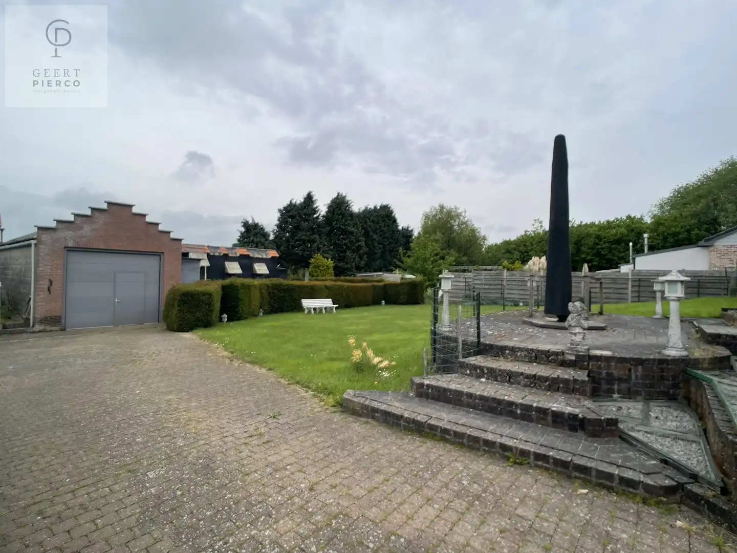 Zeer ruime bungalow gelegen op een uiterst rustig perceel foto 3