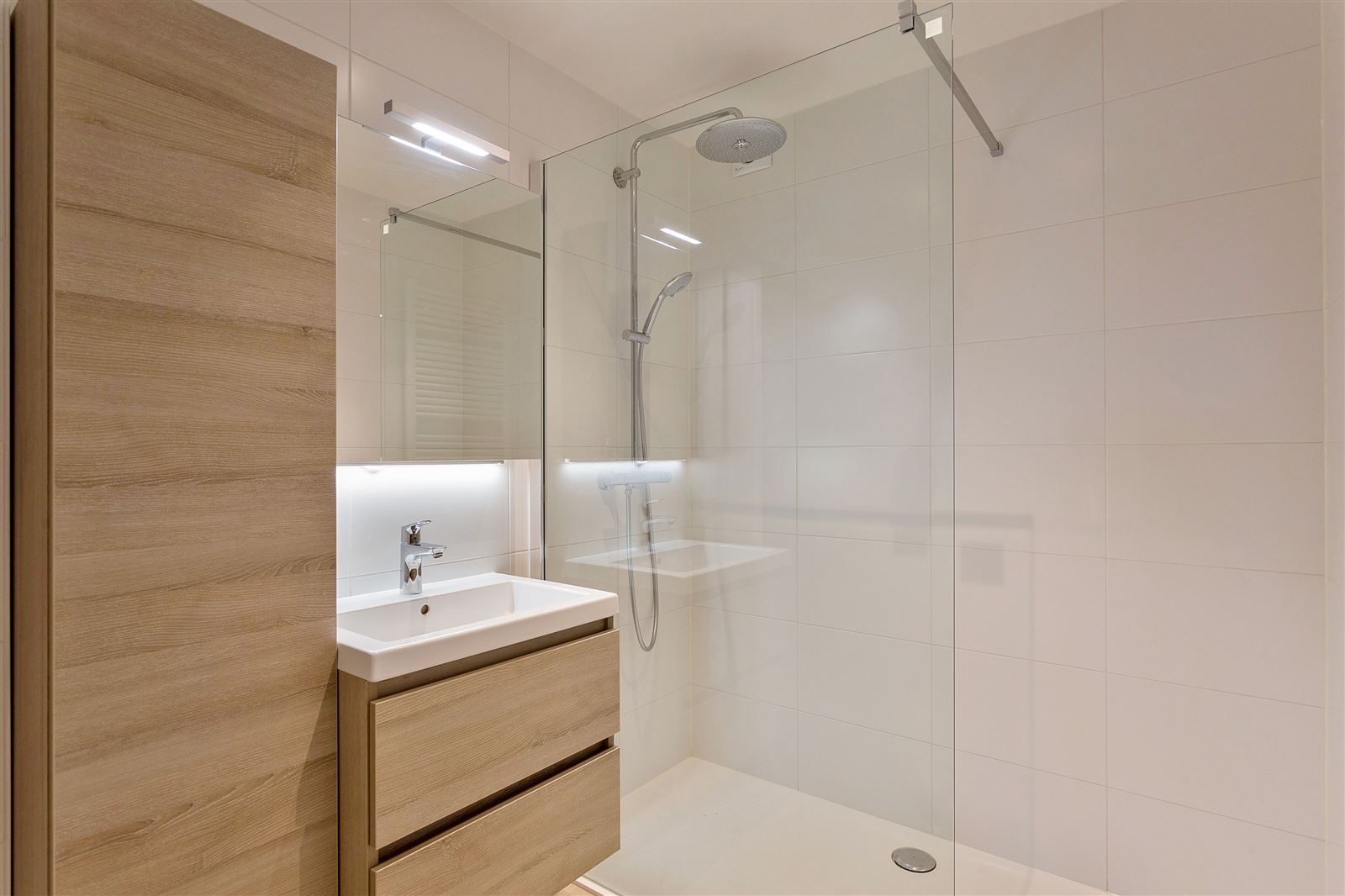 Modern appartement met 2 slaapkamers + bureau en parking! foto 6
