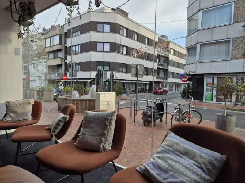 Roeselare-stadskern. Uitstekend zichtbaar gelegen gelijkvloers handelspand met extra 2 verdiepingen potentieel. Bestaande huuropbrengsten. Potentieel polyvalent pand ! foto 5