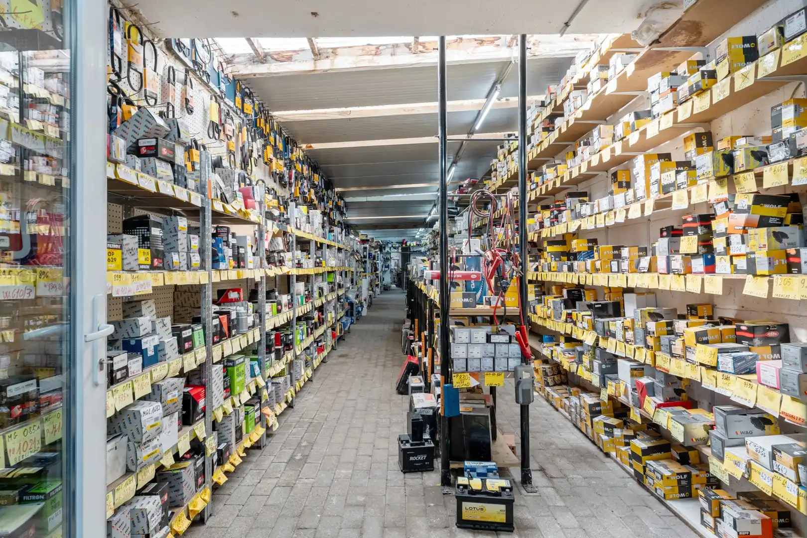 🏢 Handelspand met 2 appartementen, polyvalente ruimte en ruim perceel van 11a 19ca te koop foto 4