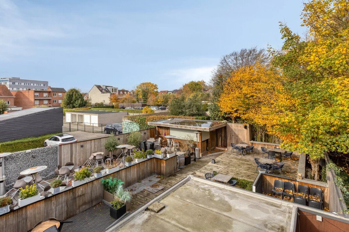 Zeer ruim handelspand met tuin en exclusief triplex  appartement met privé-lift en 2 slaapkamers, garage en staanplaats. foto 36
