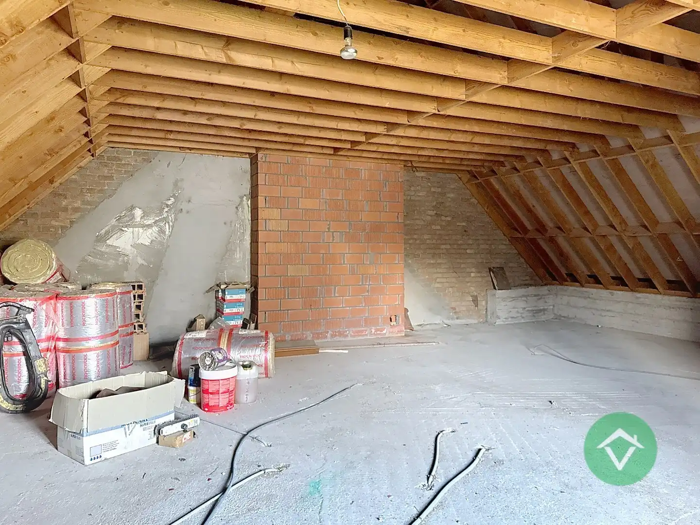 Alleenstaande woning met naastliggend stuk bouwgrond en weide te Eernegem foto 24
