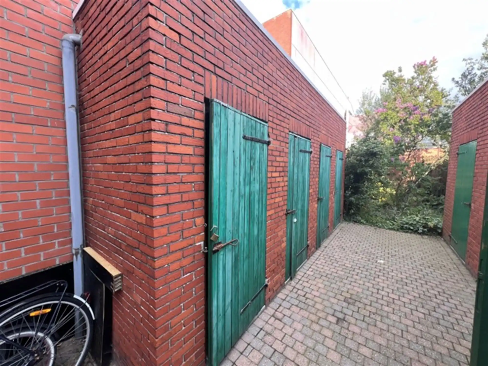 Opbrengsteigendom met 4 appartementen en tuin foto 16