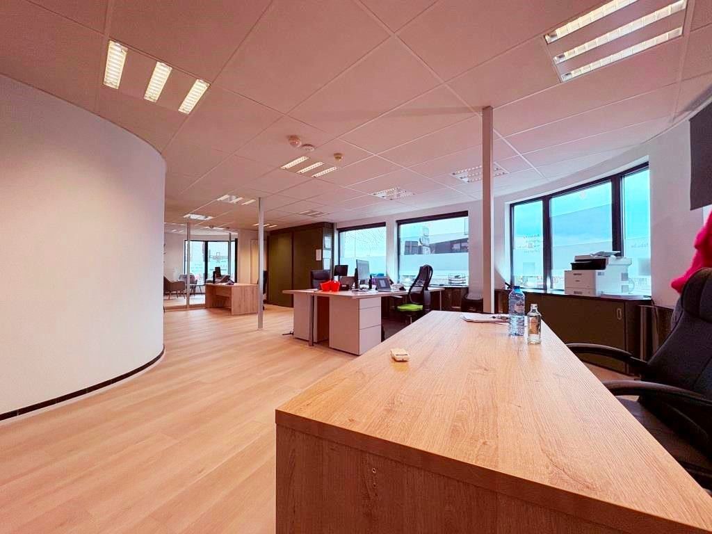Duurzaam en sterk visueel gelegen gebouw met kantoren, een groot appartement en 3 standplaatsen. foto 2
