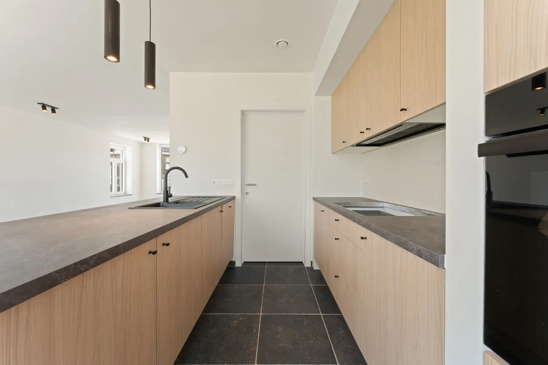 Landelijke, halfopen woning foto {{pictureIndex}}