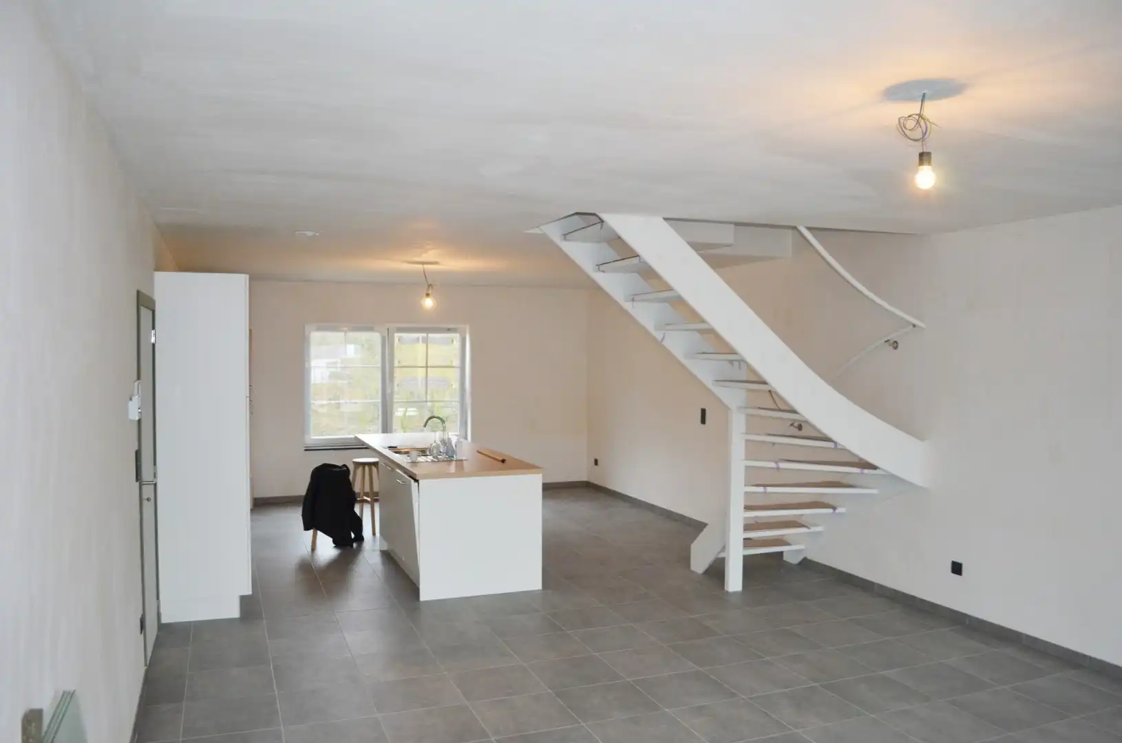 Recent duplex-appartement met twee slaapkamers, groot terras en autostaanplaats in het centrum. foto 4