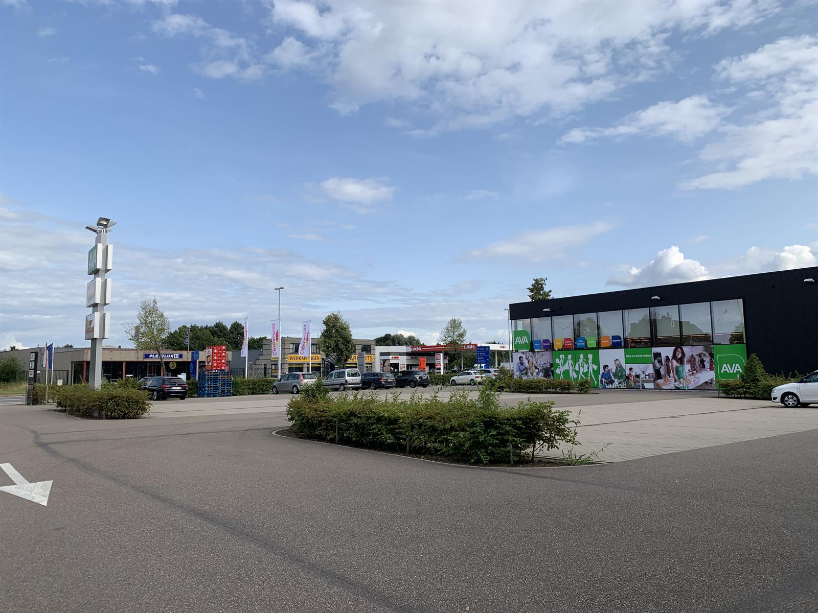 COMMERCIËLE RUIMTE 1.000M² MET PARKING LANGS RIJKSWEG IN MAASMECHELEN.  foto 8