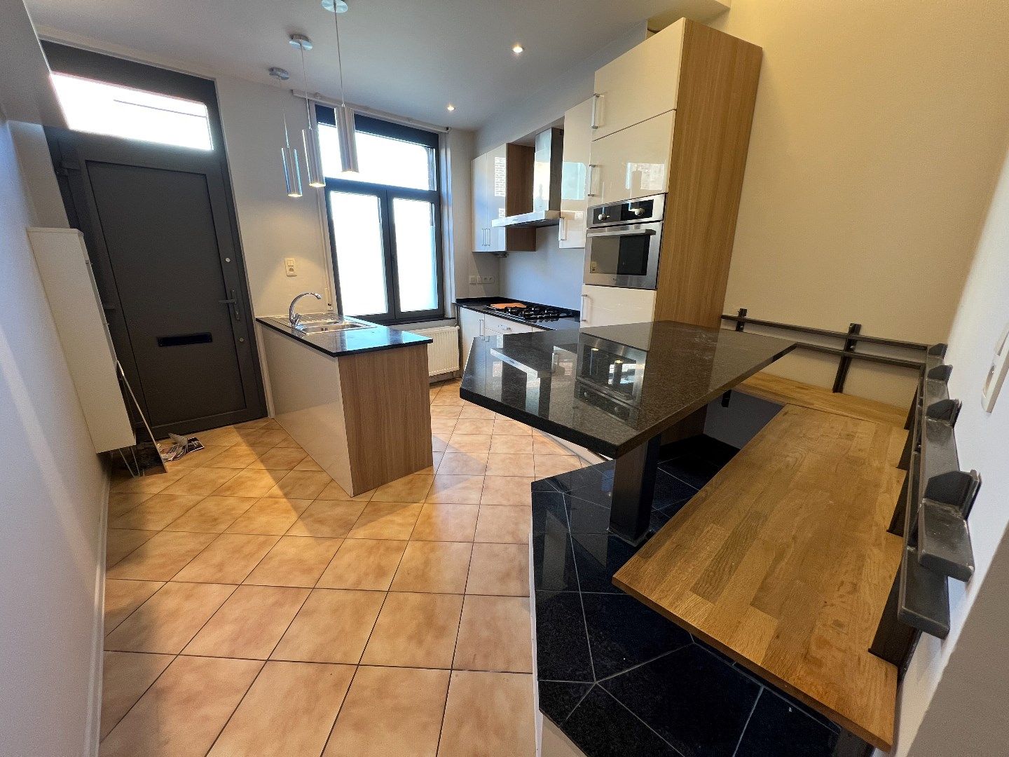 Gezellige rijwoning met 1 slaapkamer (+ bureau) en terras (2 slpks mogelijk) foto 3