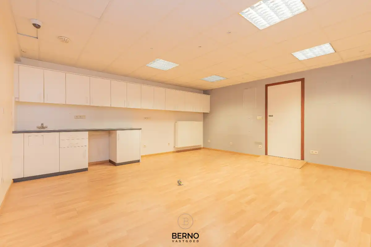 Building met praktijkruimte en 2 appartementen op commerciële locatie foto 3