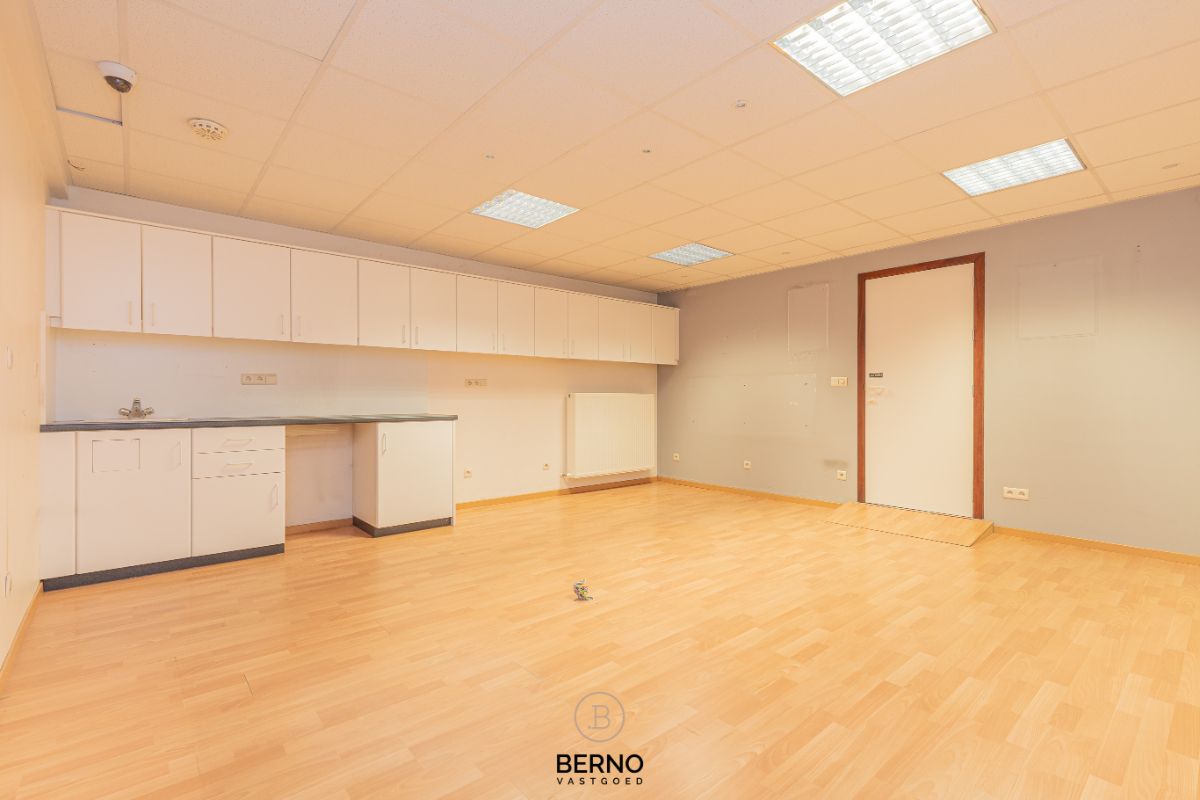 Building met praktijkruimte en 2 appartementen op commerciële locatie foto 3