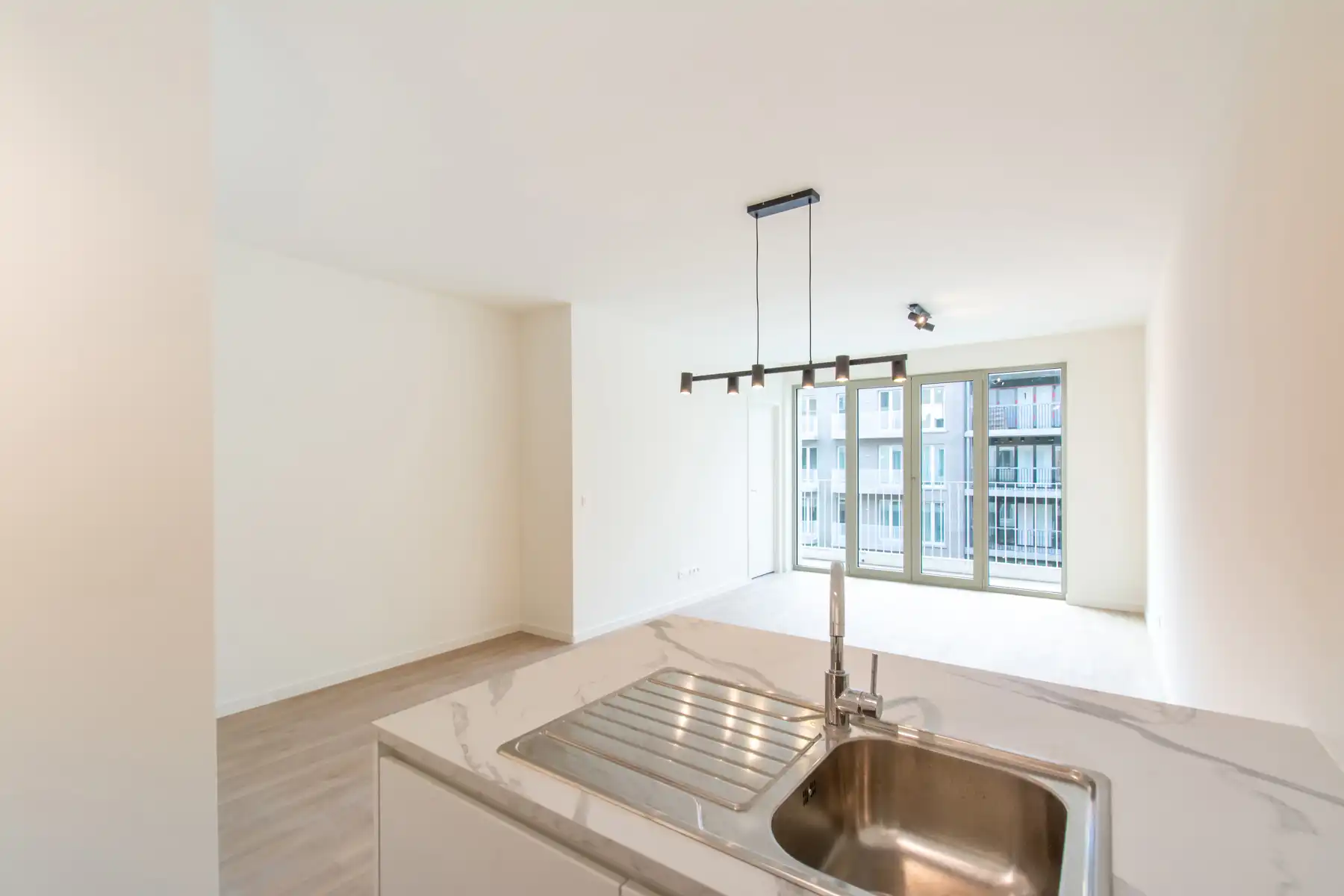 Lichtrijk nieuwbouwappartement met 2 slaapkamers en terras foto 2