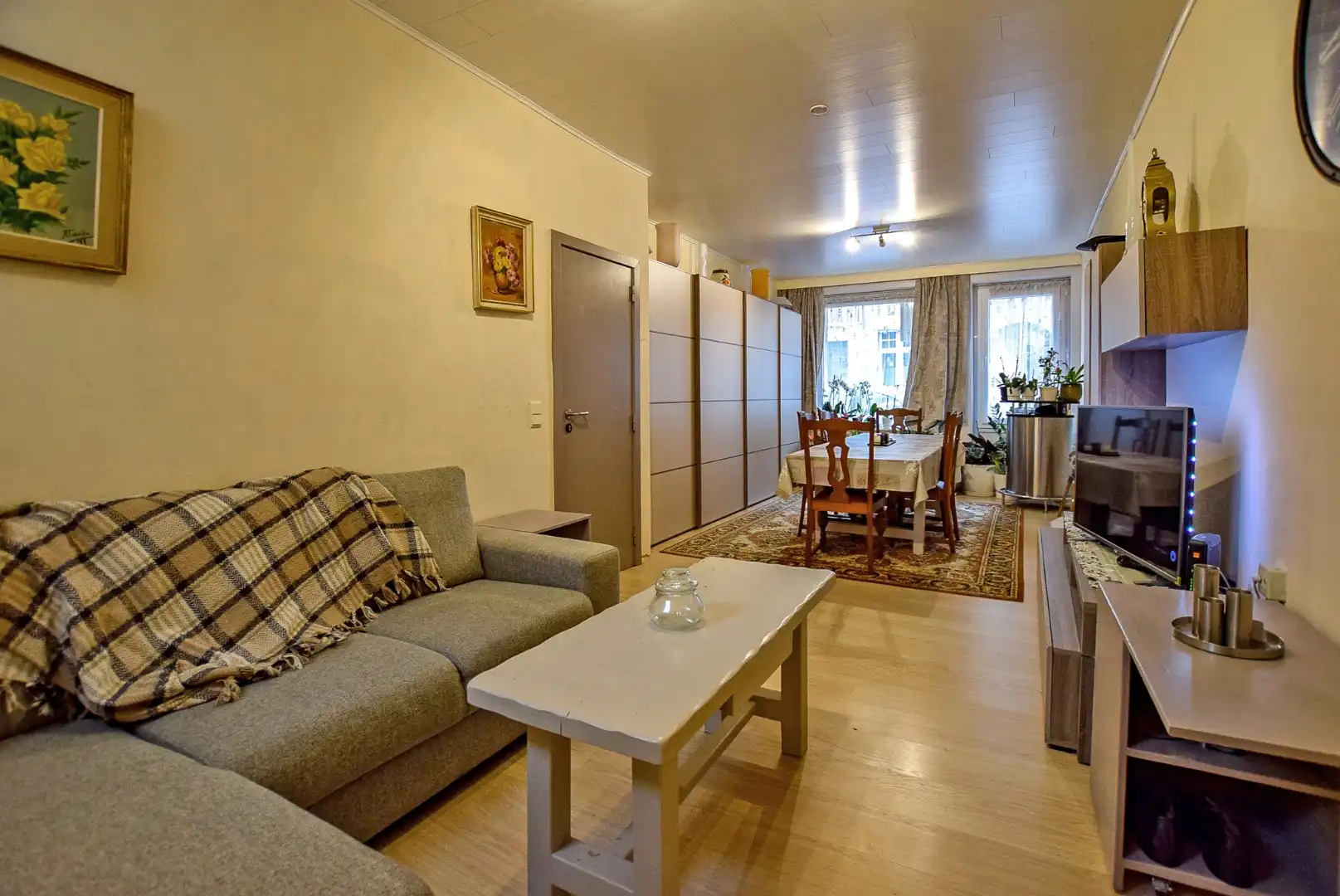 Ruim 2-slaapkamerappartement (97m²) gelegen in het centrum van De Panne.  foto {{pictureIndex}}