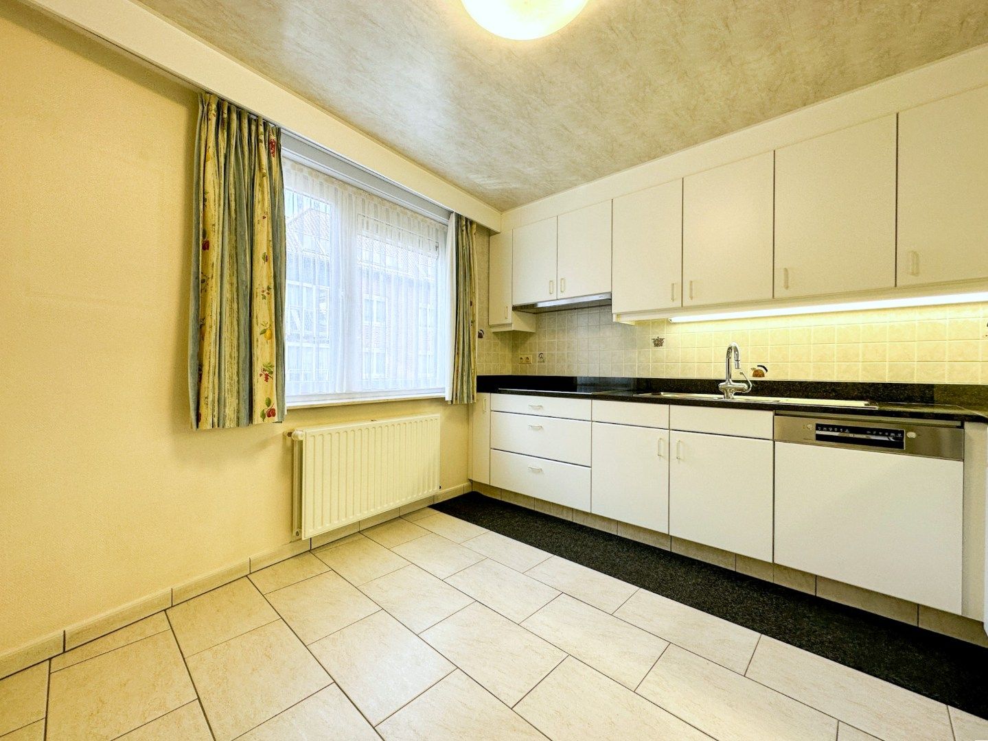 Instapklaar 2-slaapkamer appartement met 2 terrassen (en garage), topligging Torhout. foto 10