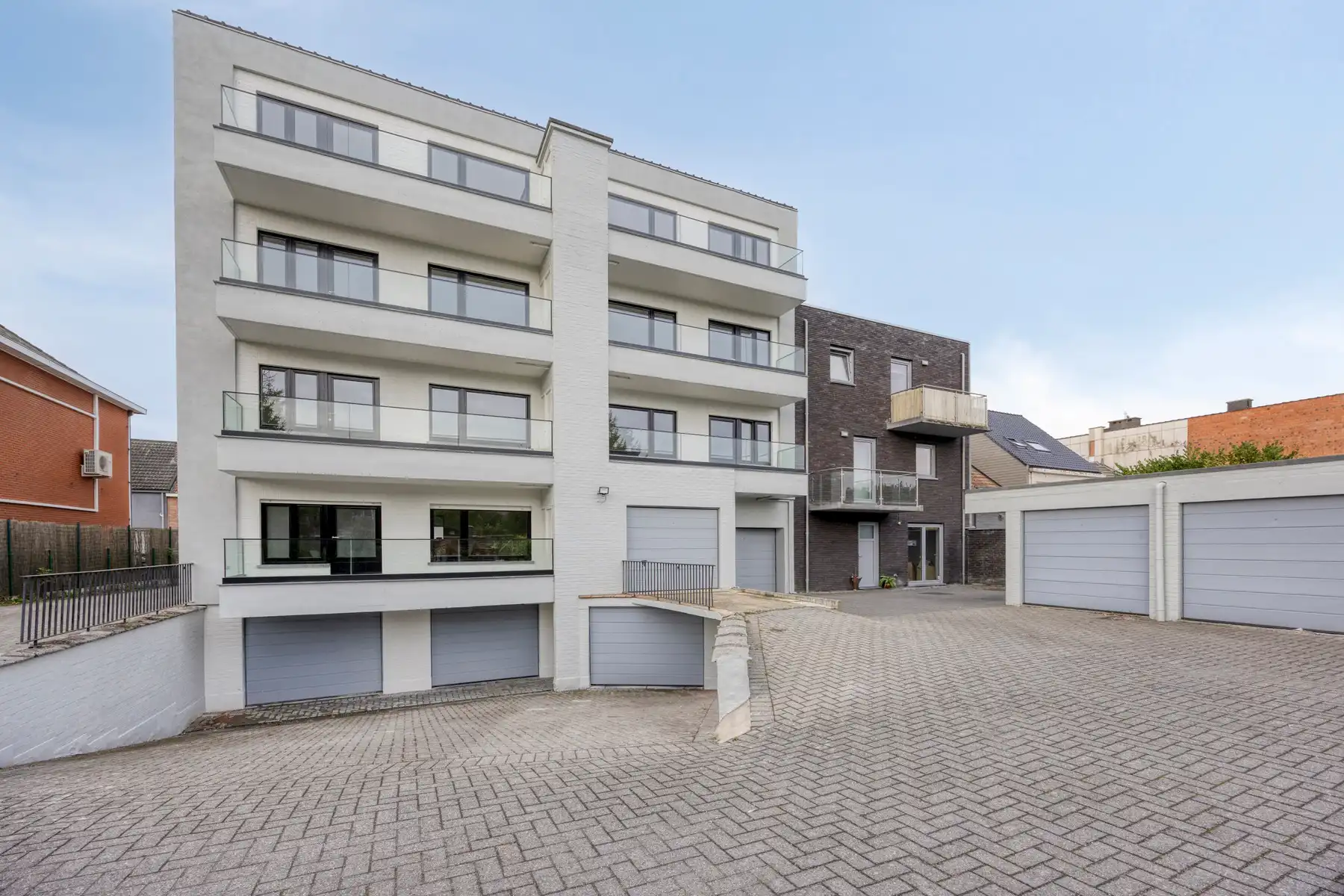 Luxueus gerenoveerd appartement met twee kamers en garage foto 22