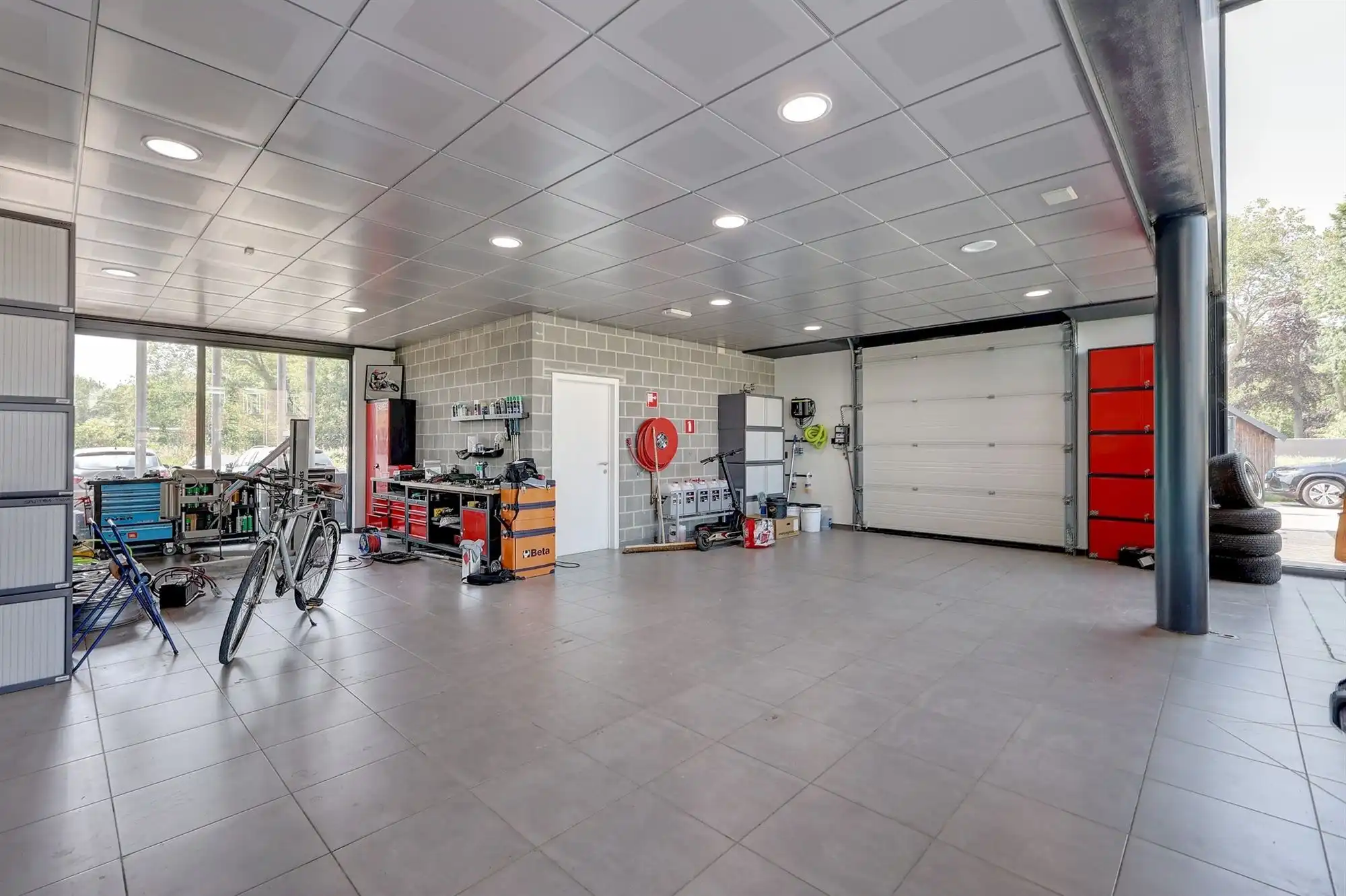 Zeer ruime showroom op een mooie zichtlocatie foto 10