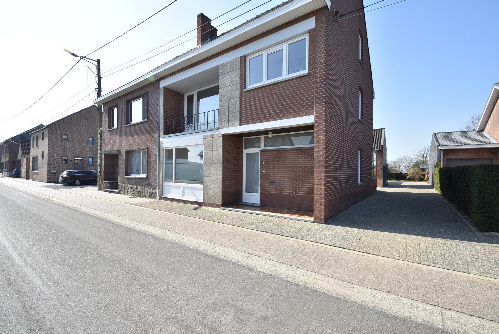 * * WACHTLIJST VOLZET * * Zeer grondig en geslaagd gerenoveerde woning met terras en dubbele autostandplaats foto 4
