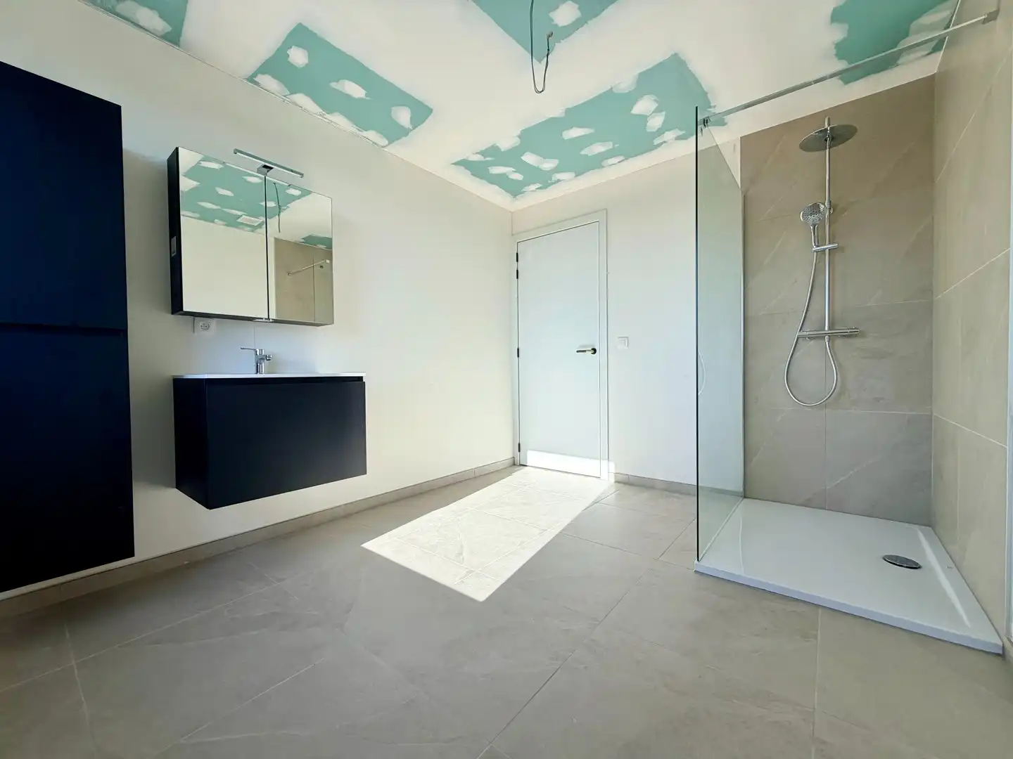 Uitzonderlijk ruime halfopen woning! foto 23