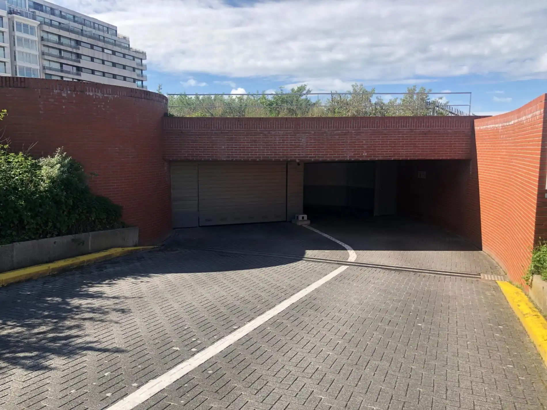 Ruime garagebox op een absolute topligging te Duinbergen foto {{pictureIndex}}