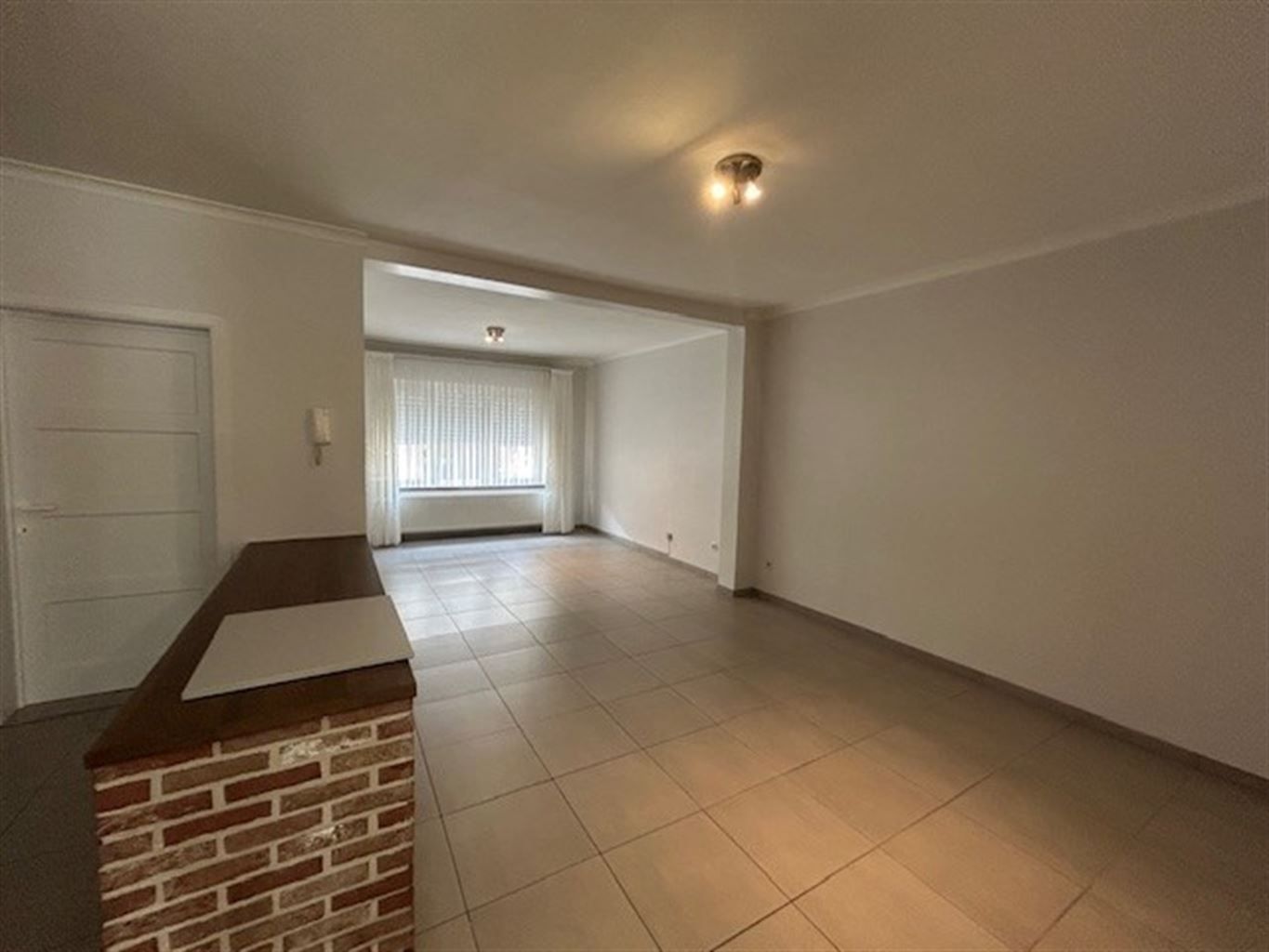 Gelijkvloers appartement met 1 slaapkamer, koer en kelderberging in het centrum van Maaseik. foto 2