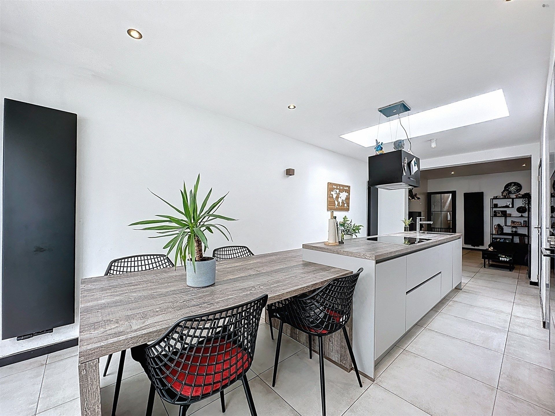 Instapklare woning met 3 slaapkamers en gezellige tuin in Sint-Niklaas foto {{pictureIndex}}