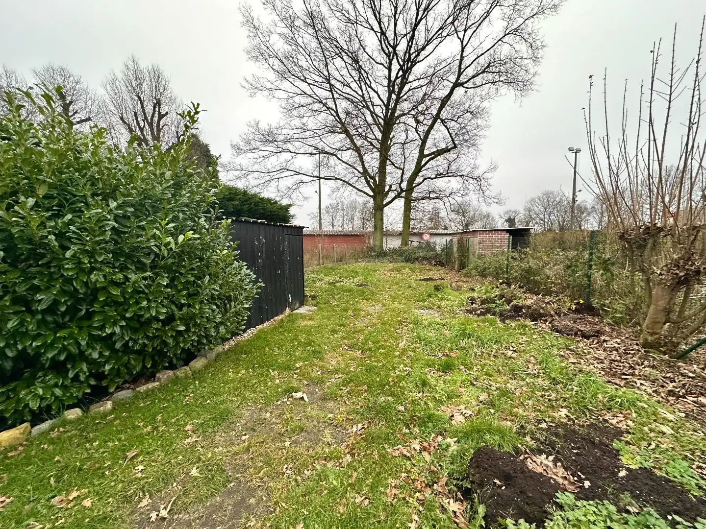 Halfopen woning met ruime tuin foto 22
