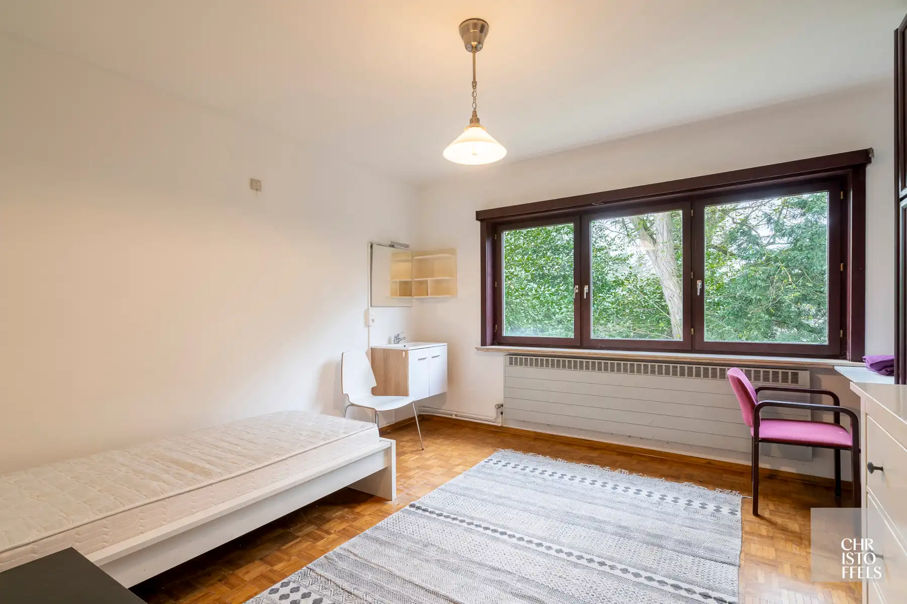 Opbrengsteigendom, bijzonder groot woonhuis van 761m² met 10 slaapkamers, mooi en rustig gelegen op 1.800m² met een eigen parkeerterrein!  foto 5