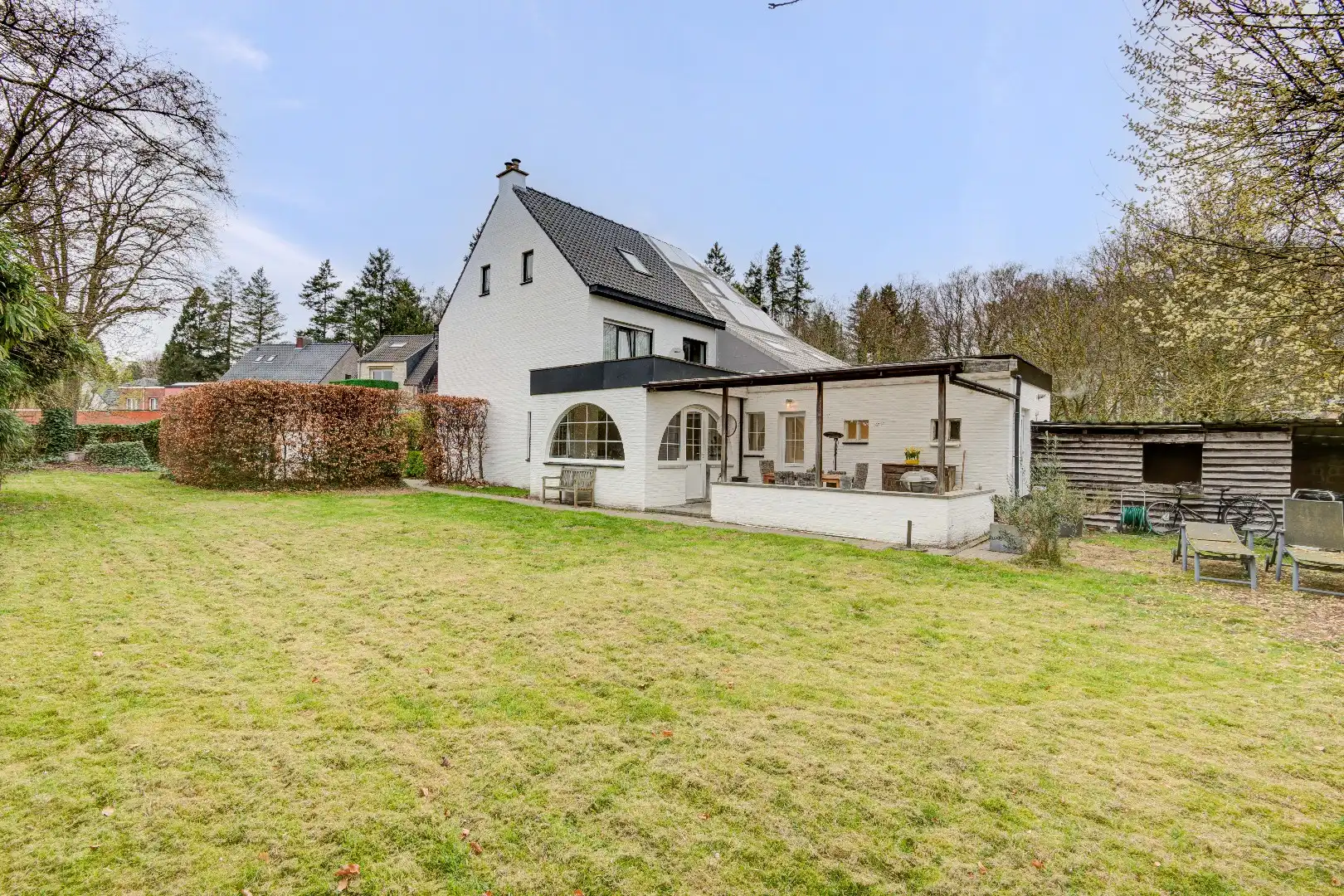 Half open woning in Schilde met zonnige tuin op het zuidwesten, terras en 4 slaapkamers, 1 badkamer en 4 parkeerplaatsen foto 2
