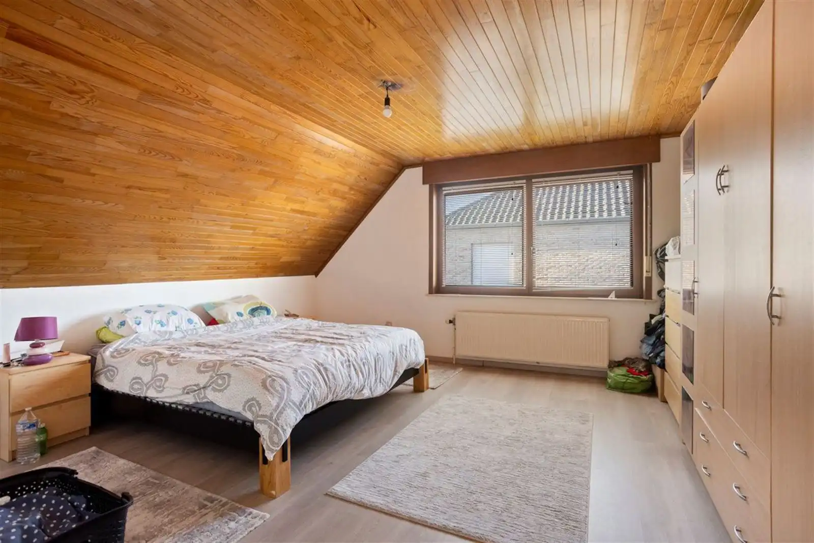 Ruime 3-gevel woning (274m²) met 3 slaapkamers, grote garage en mooie tuin foto 12