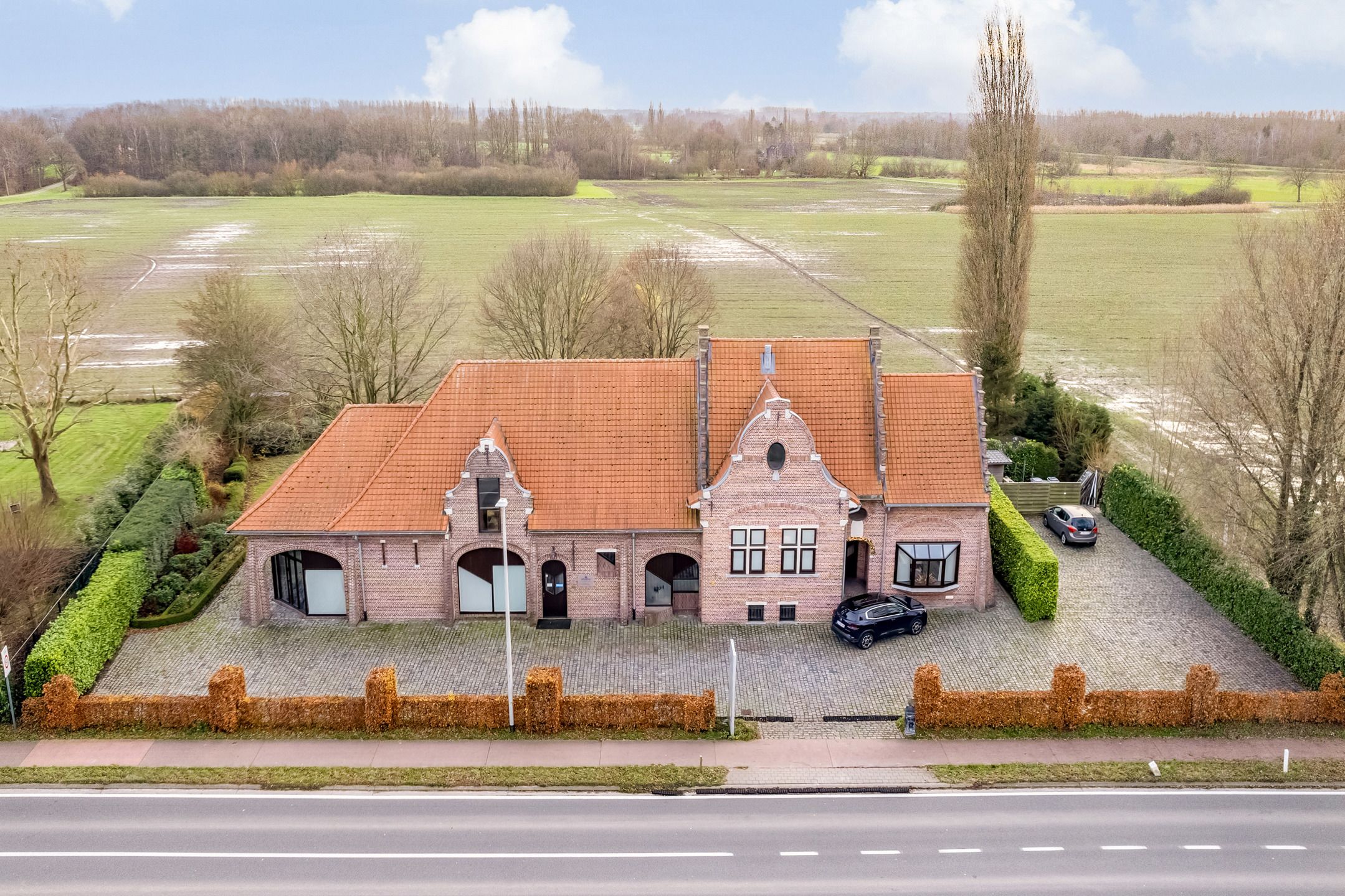 Uitzonderlijke hoeve met apart praktijkgedeelte, zwembad en prachtig zicht op weiland op 2.642m². foto 2