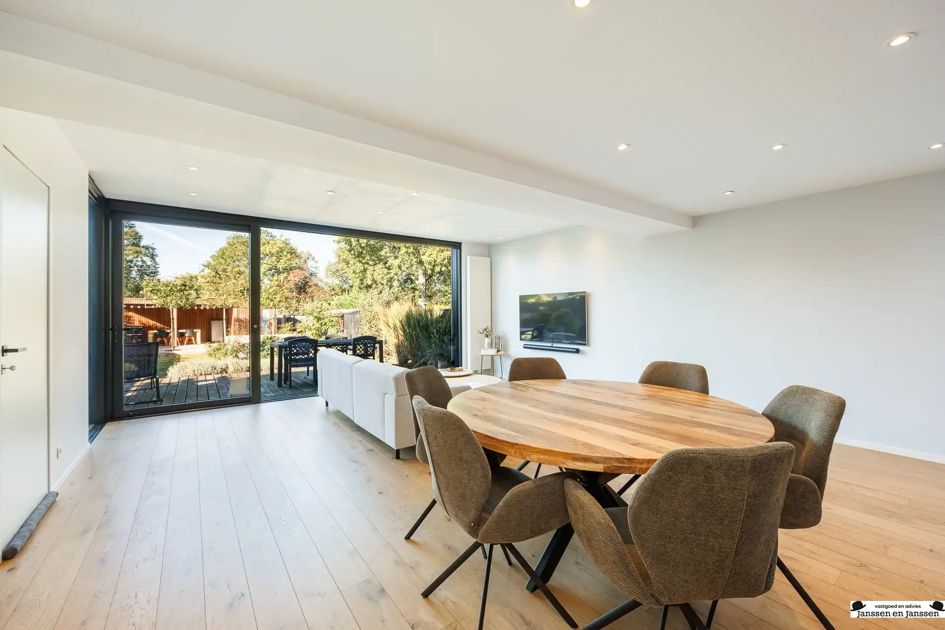 Prachtig gerenoveerde woning met 4 slaapkamers, garage en zonnige tuin foto 6
