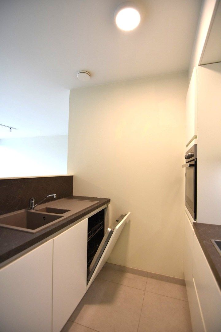 Lichtrijk 2-slpk appartement met privé parking nabij Rumbeke foto 11