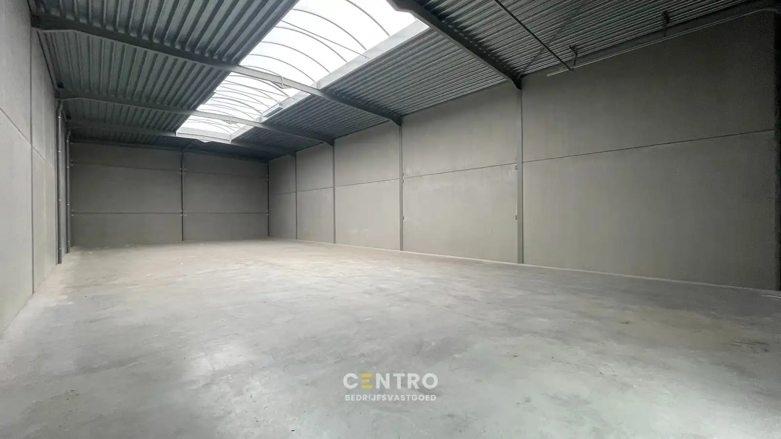 NB MAGAZIJN (335m²) inclusief 1 private PARKEERPLAATS op industriezone "Schatting" te Zedelgem foto {{pictureIndex}}