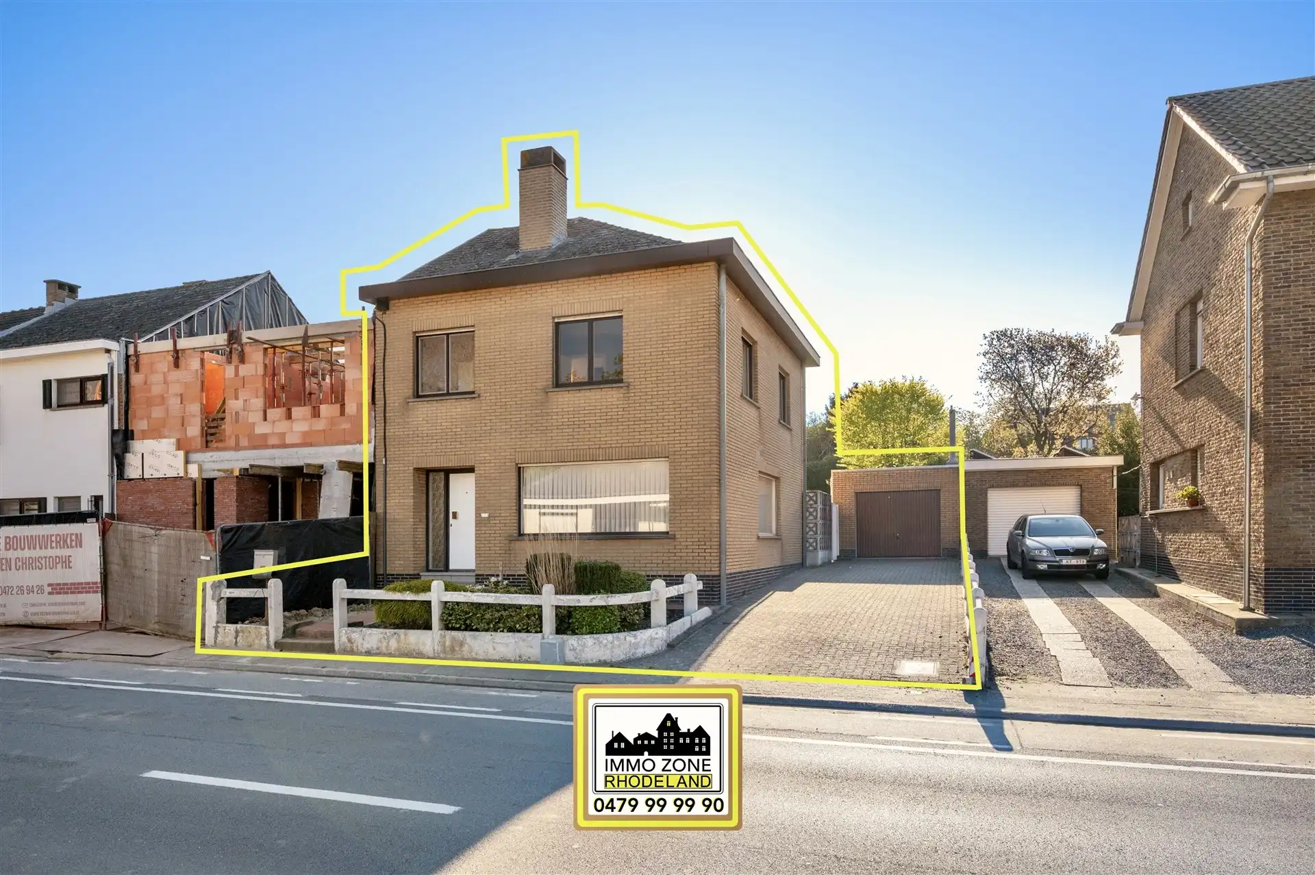 Hoofdfoto van de publicatie: Op te frissen halfopen woning met 3 slpks, garage en tuin