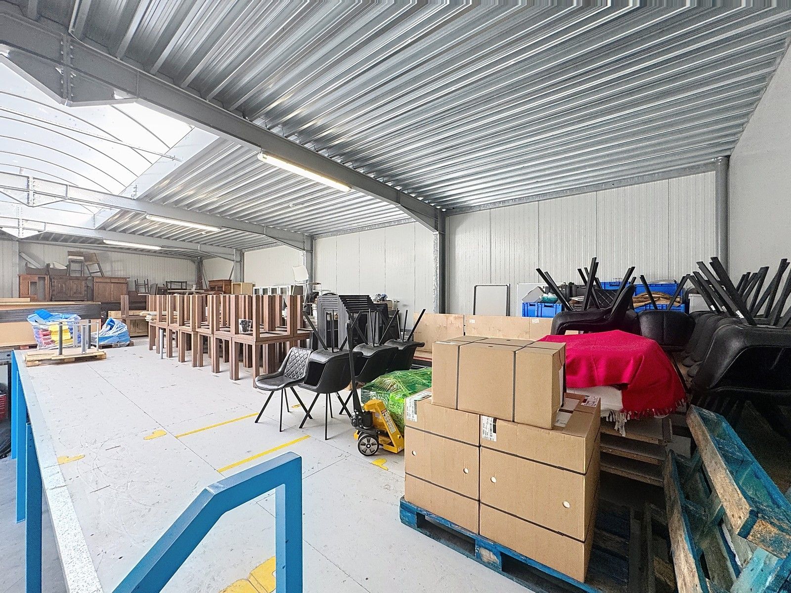 Instapklare OPSLAGRUIMTE (260m2) met mezzanine (150m2) te huur op  een uitstekende ligging te Veurne! foto 2