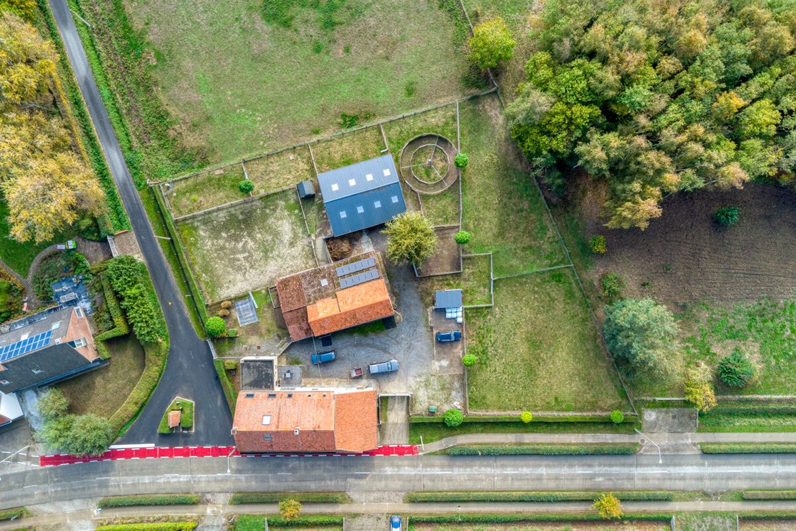 Ruime instapklare hoeve met diverse bijgebouwen foto 27