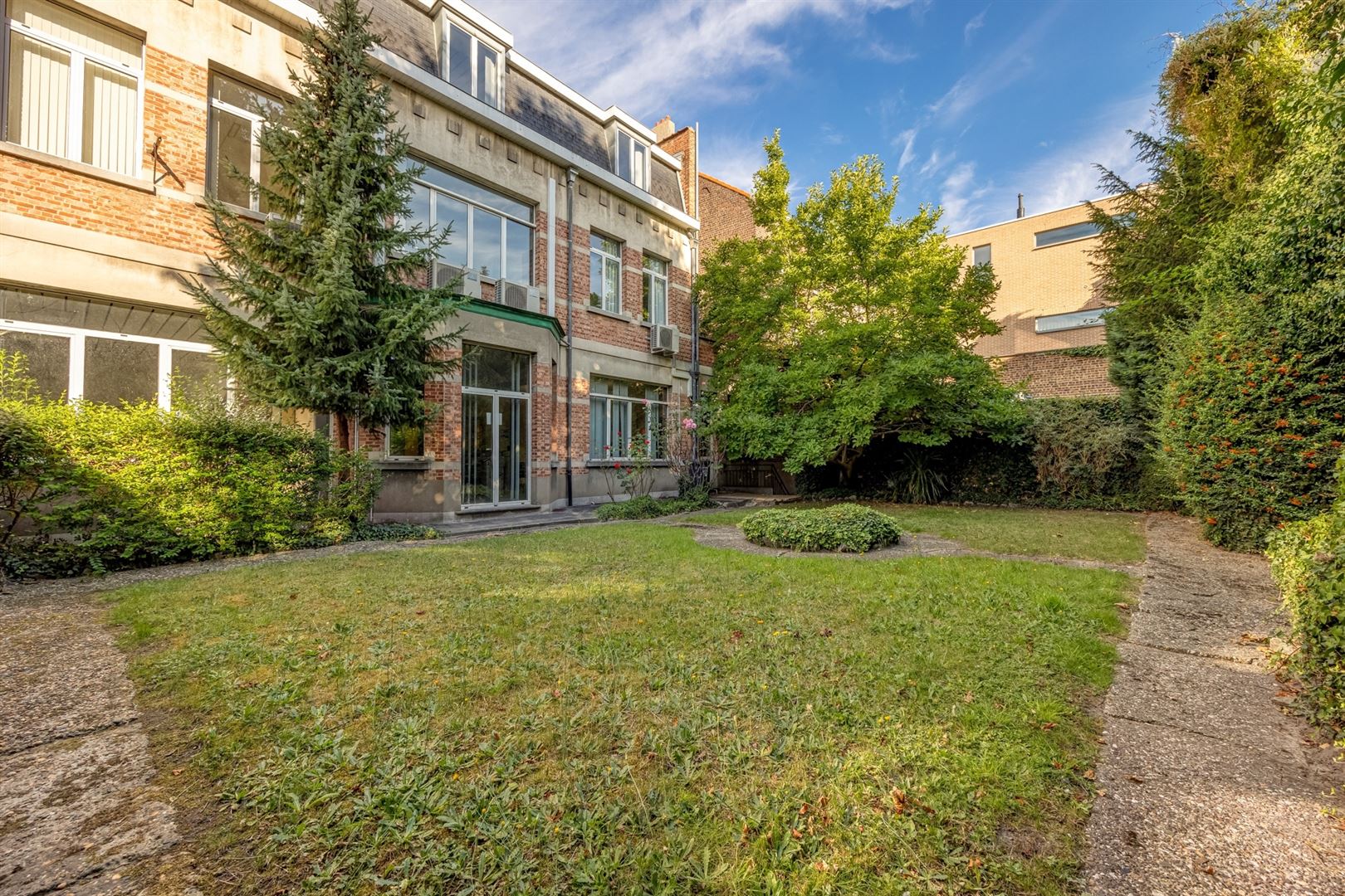 Groot kantoorgebouw op een ideale locatie! foto 22