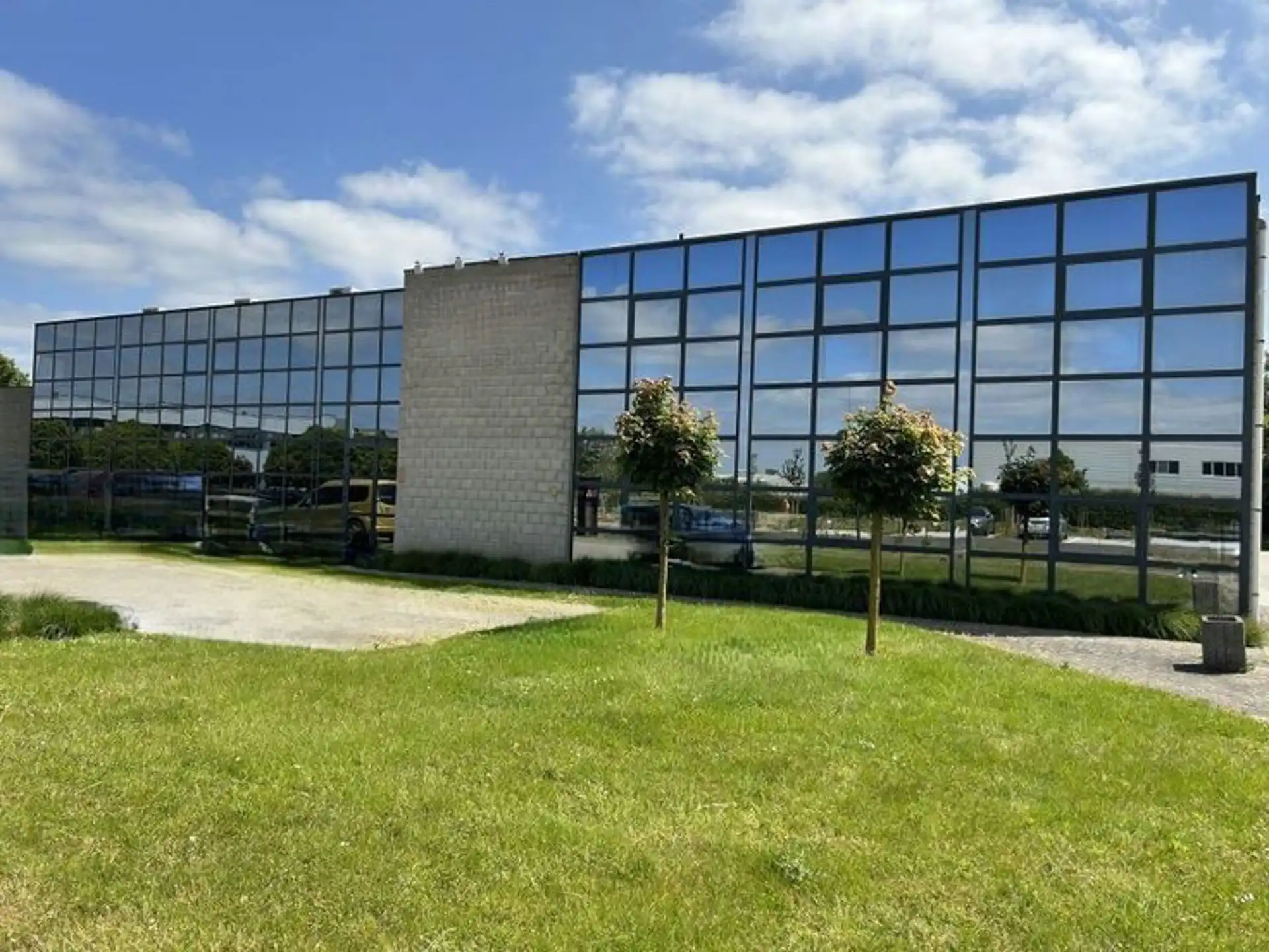 Investeringspand met kantoor- en magazijnruimtes nabij E40 Leuven. foto {{pictureIndex}}