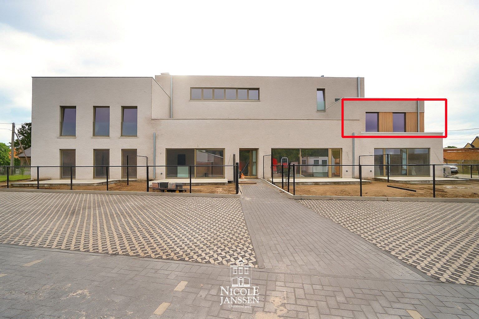 Nieuwbouwappartement op de eerste verdieping met terras en  twee autostandplaatsen foto 2