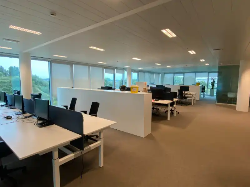 Moderne kantoren in de Blue Towers aan Ghelamco arena foto 5