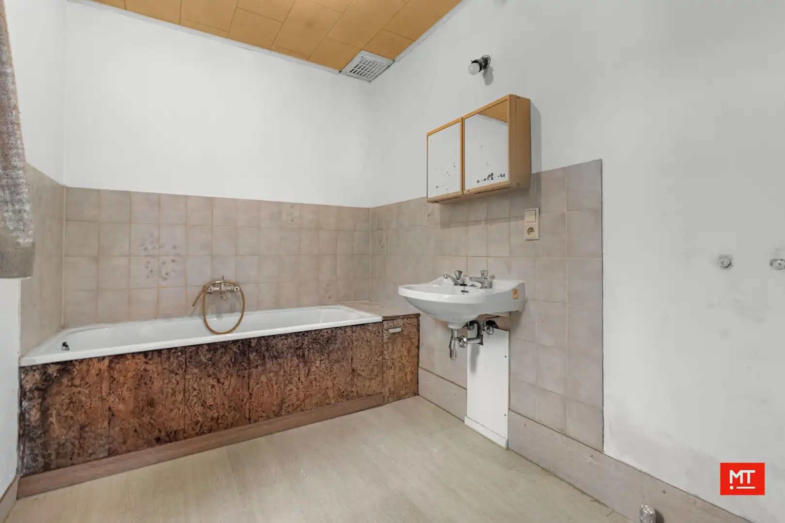 Te renoveren halfopen woning met 3 slaapkamers, Westgerichte tuin en garage op een rustige locatie in Beselare foto 8
