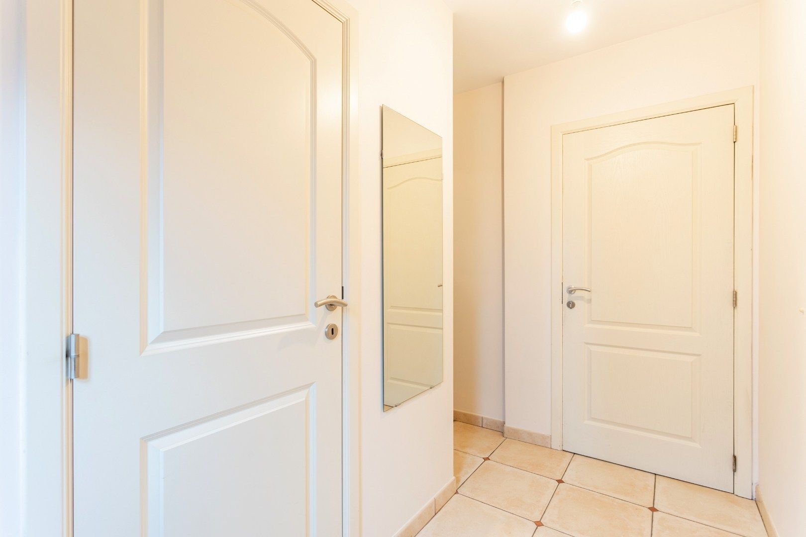 Recente kangoeroewoning met 4 slaapkamers, garage en tuin in een doodlopende straat foto 4