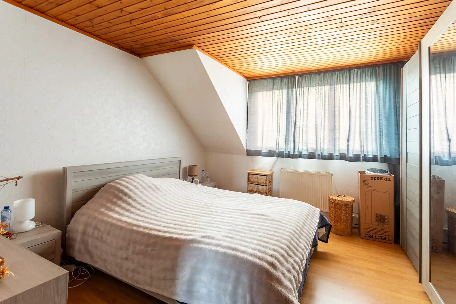 Ruime te renoveren woning met top potentieel en zwembad foto 19